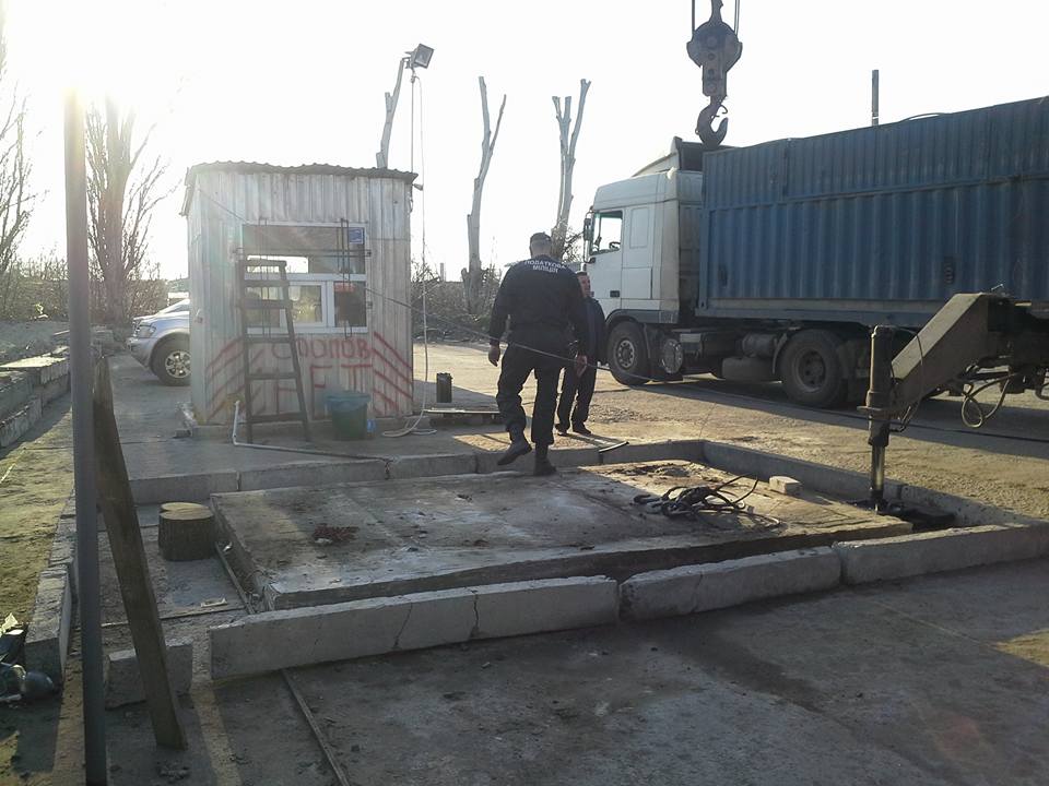 На Николаевском шоссе демонтируют нелегальную АЗС (Фото)
