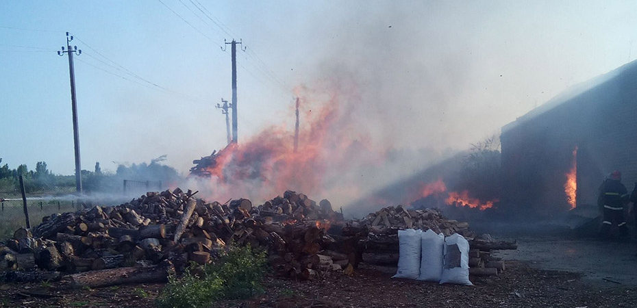 В Олешквському районі рятувальники ліквідували пожежу на не діючому складі пиломатеріалів