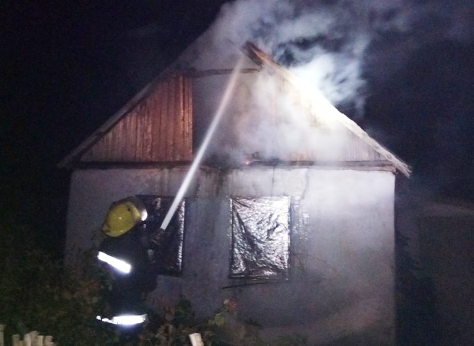 Каховські вогнеборці ліквідували пожежу у житловому будинку