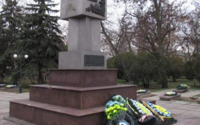 памятники после кислотного дождя. памятники под угрозой. польские кладбища в россии. статуя нептуна во флоренции. памятник независимости харьков.