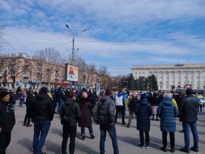 Сегодняшние новости херсона. Проукраинский митинг в Херсоне. Митинг в Херсоне 2022. Многотысячный митинг Херсон. Митинг РФ В Херсоне.