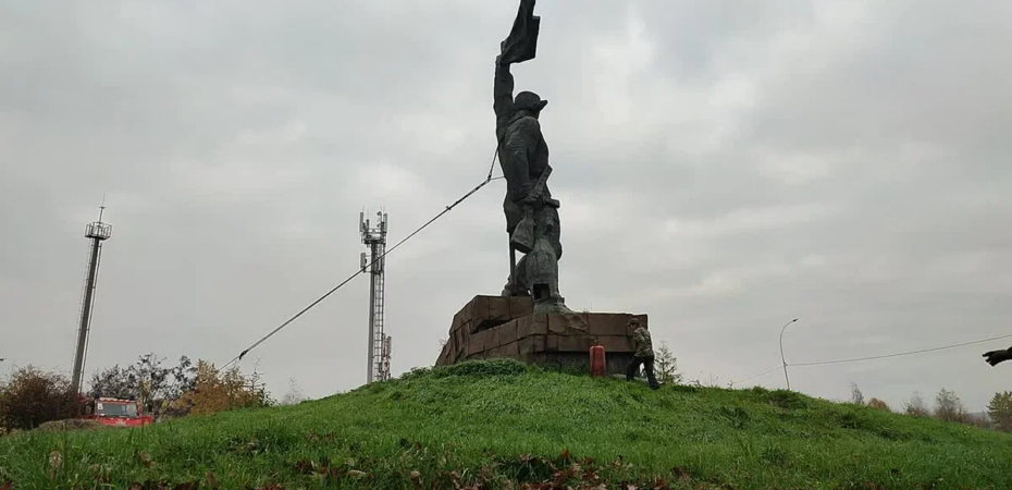 На Украине победили памятник советскому солдату в Ужгороде