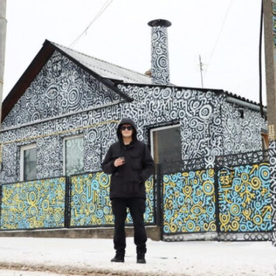 Художник з Нової Каховки розмалював будинок дудлами у Вінниці