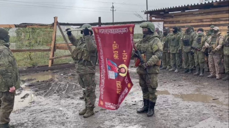 На Херсонщині російський депутат Кастюкевич передав окупантам «історичний» прапор на плацу, вкритому шаром багнюки