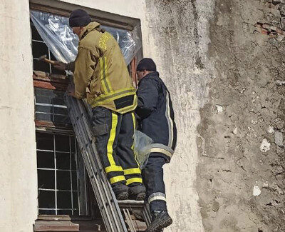 У Високопіллі рятувальники допомагають місцевим лагодити будинки