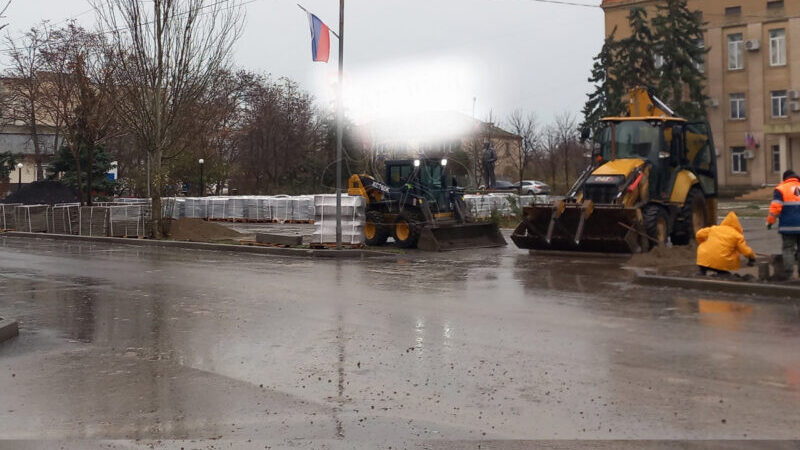 В окупованому Генічеську росіяни кладуть тротуарну плитку просто в калюжі