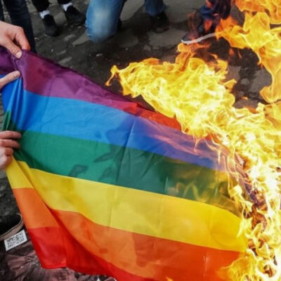 На Херсонщині окупанти били ЛГБТ-людей прикладом по обличчю, погрожували зґвалтуванням та вибивали зуби