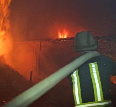 Рятувальники Херсонщини вночі ліквідували дві пожежі спричинені ворожими обстрілами