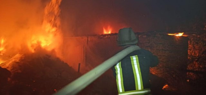 Рятувальники Херсонщини вночі ліквідували дві пожежі спричинені ворожими обстрілами