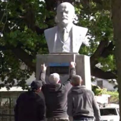 В окупованому селищі Абрикосівка на Херсонщині незаконна влада відновила пам’ятник Леніну