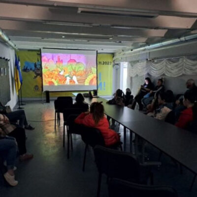 Для херсонців влаштували перегляд українського мультфільму та майстер — клас в укритті