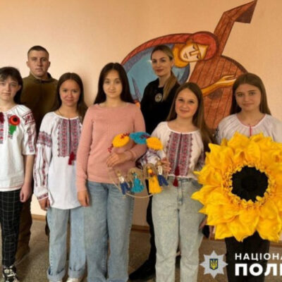 На Херсонщині школярі разом з ювенальними поліцейськими зробили для українських військових обереги у вигляді ляльок-мотанок