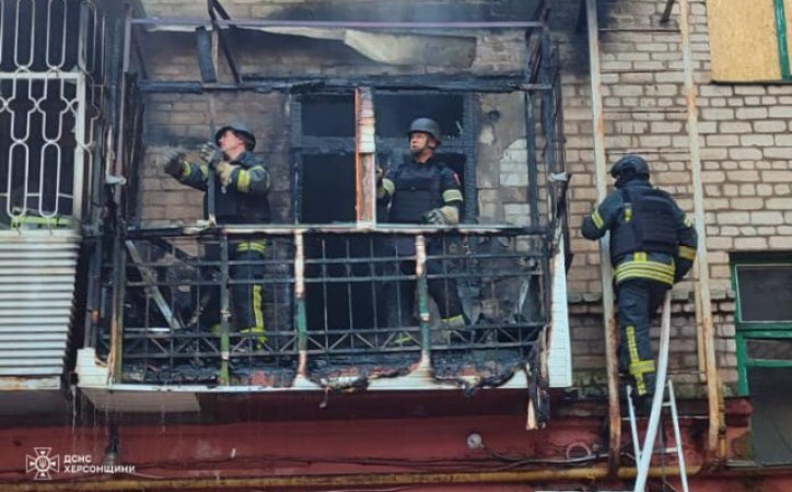Херсонські рятувальники загасили пожежу на балконі багатоповерхівки