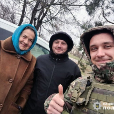 На Херсонщині поліцейські евакуювали жінку поважного віку з обстрілюваного російською армією Томариного