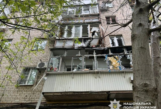 Поліція Херсонщини фіксує наслідки чергових ворожих атак: одна людина загинула та четверо поранені