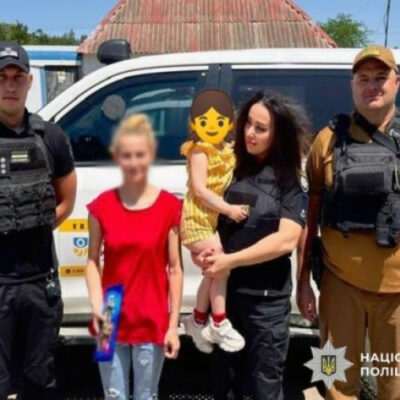 На Херсонщині поліцейські евакуювали матір із дитиною з обстрілюваної Білозерки  
