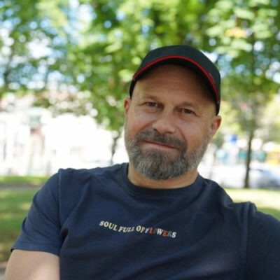«Тіло моє в Одесі, але душа моя, мої думки – всі в Херсоні». Сергій Михайловський про театр під обстрілами та життя в окупації