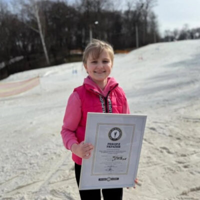 Дівчинка з Херсонщини, яку першу протезували в Україні після військової травми, встановила свій перший спортивний рекорд