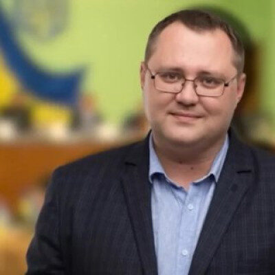 «ЗеОбличчя» з Херсону: мільйони готівкою, закордонні подорожі та преміум-авто | СХЕМИ