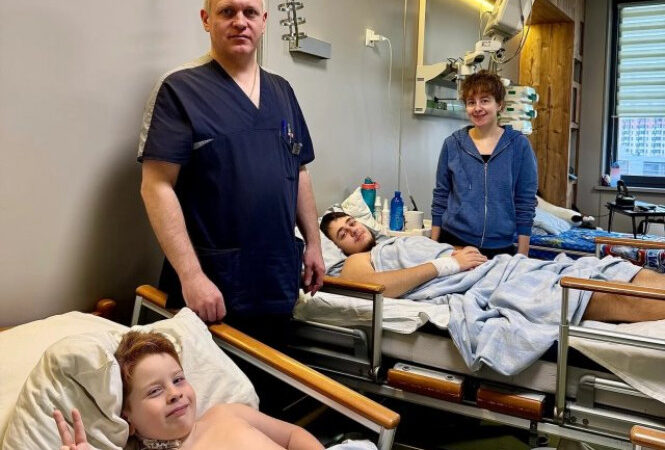 Медики «Охматдиту» врятували двох братів із Херсона, які потрапили під танковий обстріл