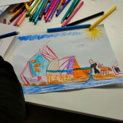 Юні переселенці з Херсонської області створили малюнки-подяки для Нансі